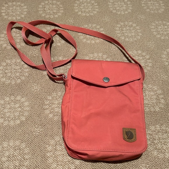 Fjallraven Handbags - EUC Fjallraven Greenland Pocket in Dahlia